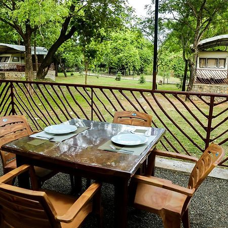 Malwathu Oya Caravan Park Bed & Breakfast Anuradhapura Ngoại thất bức ảnh